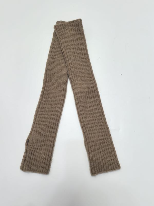 Långa ribbstickade armvärmare utan fingrar i kamelbeige färg