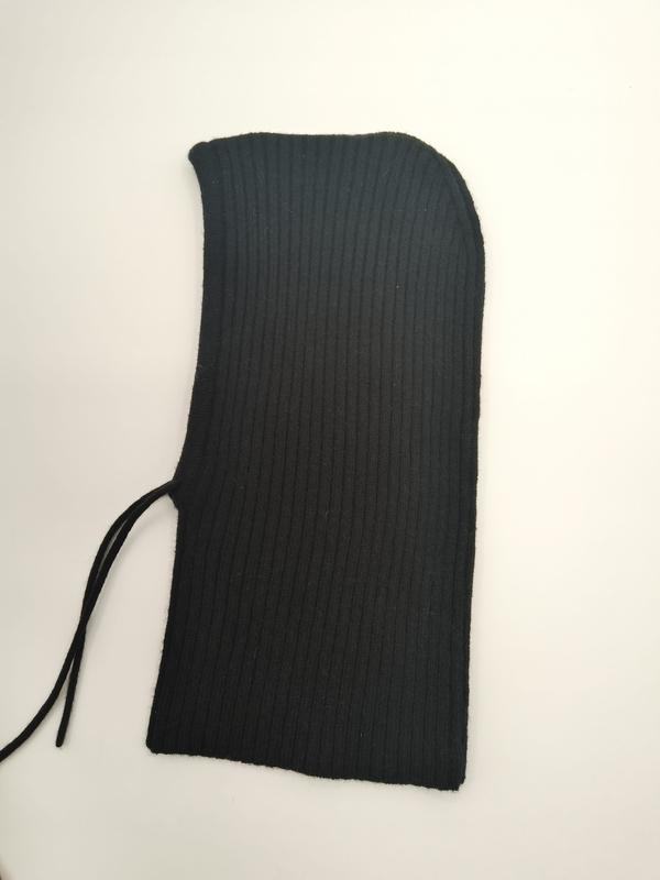 Svart ribbstickad balaclava med dragsko