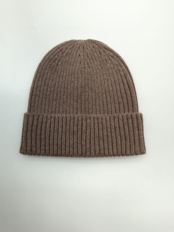 Taupe ribbstickad mössa med uppvik i ullblandning
