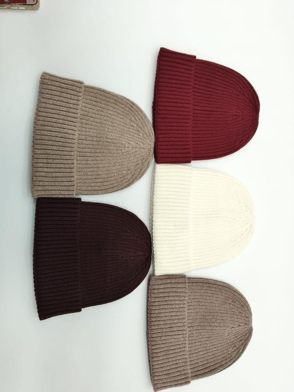 Fem ribbstickade mössor i beige