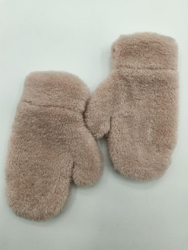 Ett par rosa pälsimitationsvantar med fluffig yta