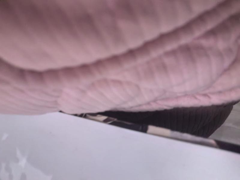 ""Mjuk rosa quiltad filt med vaffelmönster – grossist för återförsäljare och hotell.""