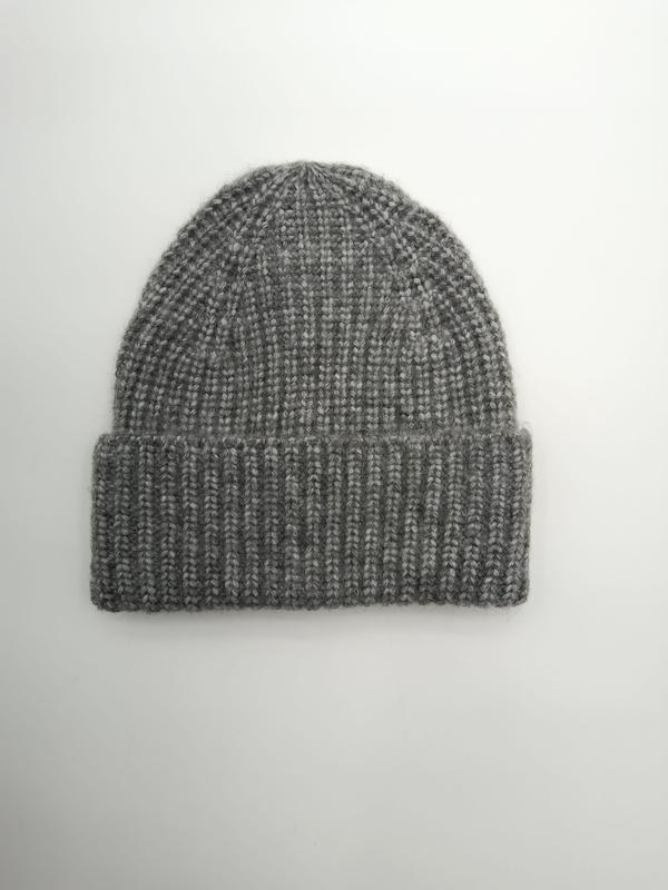 Grå ribbstickad beanie-mössa med vikt kant