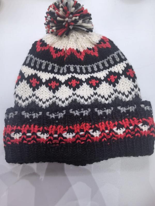Handstickad Fair Isle vintermössa i svart