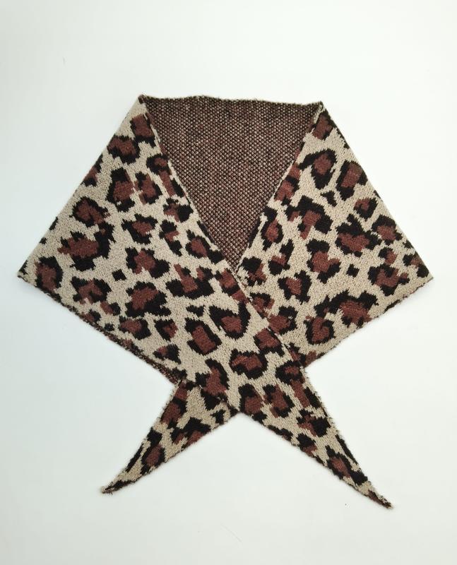 Beige och brun leopardmönstrad stickad halsduk