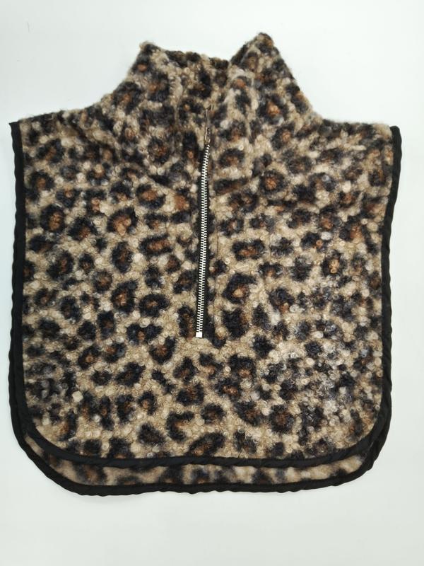 Leopard-mönstrad halsvärmare i sherpa-fleece med silver halvzipp och svarta kantdetaljer