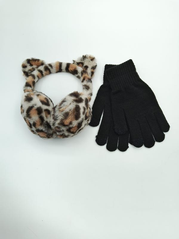 Leopardmönstrade konstpälsöronvärmare med kattuggon och svarta stickade touchvantar på vit bakgrund.