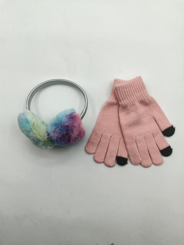 Regnbågsfärgade tie-dye öronmuffar med silverskena och rosa stickade touchscreen-handskar på vit bakgrund.