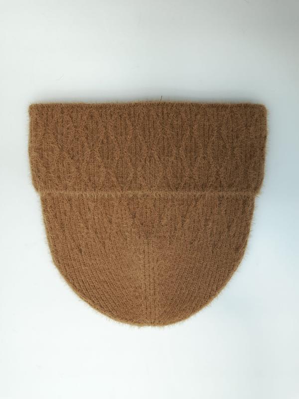 Kamelbeige fluffig ribbstickad mössa med uppvikt kant