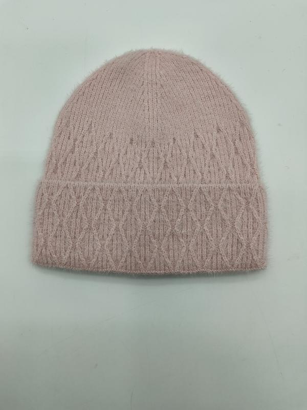 Rosa fluffig kabelstickad mössa med diamantmönster och uppvikt kant.