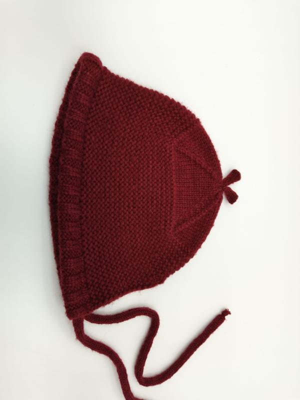 Handstickad mörkröd babymössa med ryggmasketextur
