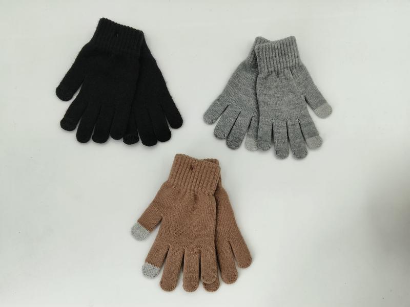 Tre par stickade vinterhandskar i svart, grå och beige med pekskärmskompatibla fingertoppar, fotograferade ovanifrån.