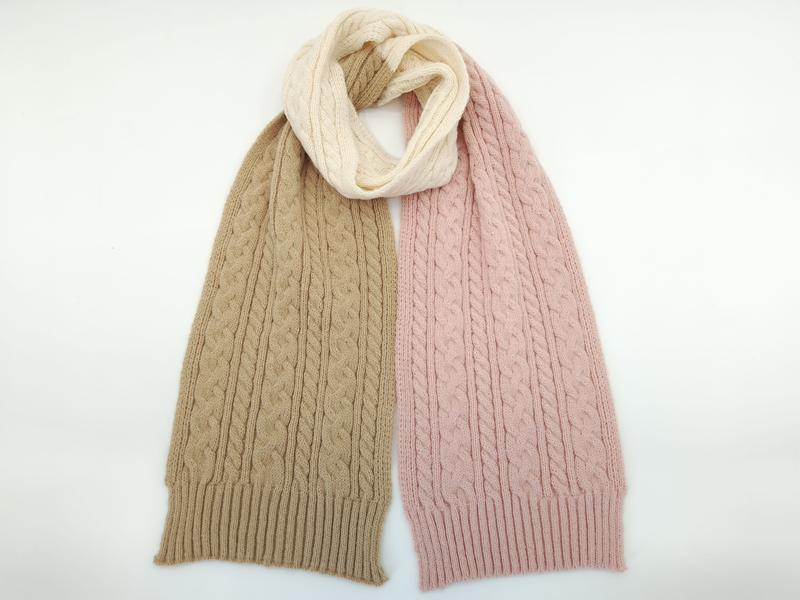"Stickad halsduk i ullblandning med ränder i beige, rosa och cremevitt."